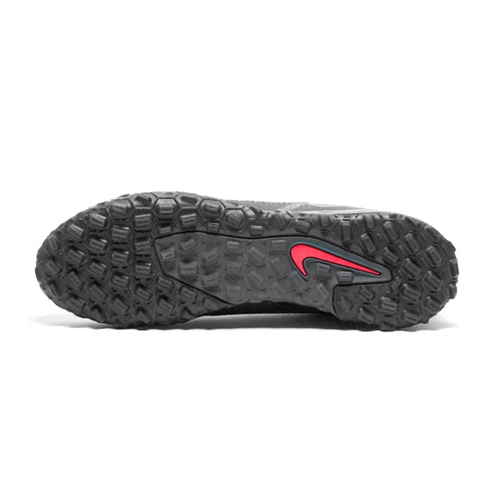 Nike Soccer Shoes - Picture 3 of 8
